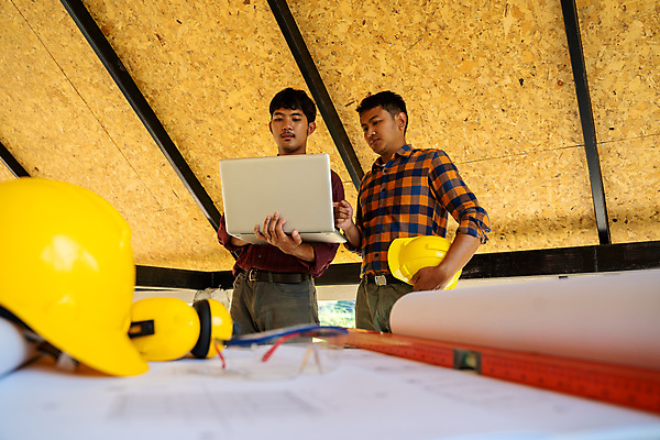 포토 JPG 해외이미지 직업 산업 비즈니스 사업가 공장 협력 노동자 창조 설명 사람 인종 손짓 두명 듣기 업무 작업 비즈니스우먼 그룹 엔지니어 감독 헬멧 건축가 디자이너 동료 경영자 문서 뼈대 방문 감독관 청사진 공학 개발 제어 프로젝트 브레인스토밍 해외포토 여자 교육 공업 관계 모션 직장인 기술자 보호장비 리더 파일형식 이미지허브