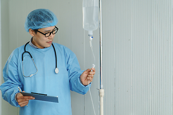 포토 JPG 해외이미지 직업 남자 과학 유니폼 노동자 실내 건강 병원 한명 사람 동양인 성인 사무실 약 건강관리 방 장비 간호사 의사 긴급 업무 수술 질병 컨설턴트 외과 실행 작동 카피스페이스 해외포토 1 옷 비즈니스 의학 관리 인종 내부 치료 공백 의료진 작업 전문직 상담 파일형식 이미지허브