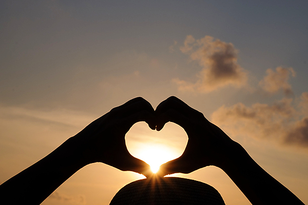 포토 JPG 해외이미지 손 실루엣 하늘 사랑 신체부위 햇빛 희망 황혼 하트 손하트 해외포토 모양 감정 촬영기법 사람 손짓 태양 일몰 파일형식 이미지허브