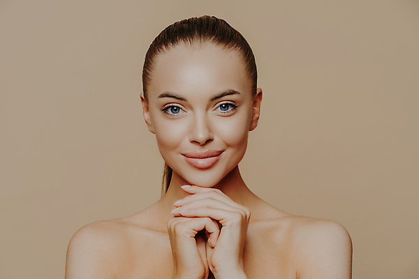 포토 JPG 해외이미지 손 외관 여자 얼굴 포즈 백그라운드 갈색머리 건강 한명 서기 사람 뷰티 약 스파 화장품 신선 입 소중 피부 복지 스킨케어 내추럴 고립 광 돌봄 벌거벗은 수분크림 완벽 해외포토 1 헤어스타일 컨셉 의학 모션 신체부위 사회이슈 파일형식 이미지허브