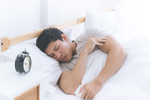 포토 JPG 해외이미지 1 라이프스타일 시계 베개 아침 휴식 주택 피곤 한명 사람 동양인 성인 옆모습 빛 평화 침실 꿈 방 흰색 침대 잠 최고 속도 낮잠 공포 해외포토 주간 뷰포인트 컬러 가구 컨셉 침구 인종 건물 생활 파일형식 이미지허브