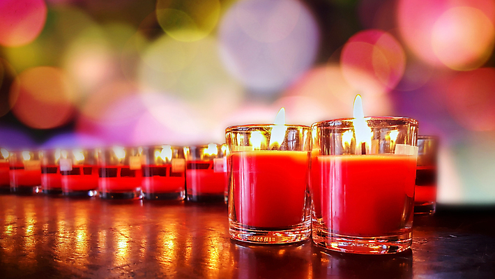 포토 JPG 해외이미지 디자인 종교 백그라운드 크리스마스 촛불 불 휴가 따뜻함 사람없음 장식 빨간색 빛 노란색 교회 평화 검은색 어둠 기도 축하 죽음 영혼 야간 명상 장면 애도 장례 연소 광 왁스 많음 동정 해외포토 자연요소 기념일 컬러 컨셉 초 종교건축 건물 파일형식 이미지허브