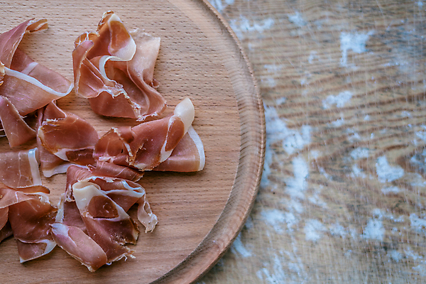 포토 JPG 해외이미지 전통 음식 조각 백그라운드 재료 부분 치즈 건강 육류 돼지고기 요리 사람없음 목재 빨간색 초록색 식당 식사 저녁식사 이탈리아 시골 파마 스페인 아침식사 애피타이저 먹기 유기농 올리브 햄 베이컨 로즈메리 훈제 살라미 스페인어 식품점 치유 타파스 해외포토 나무 헤어스타일 웰빙 열매 유럽 컬러 식재료 모션 유제품 상점 허브 파일형식 이미지허브