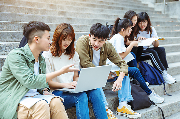 포토 JPG 해외이미지 전신 학생 응시 여자 교육 남자 행복 학교 들기 앉기 동양인 여러명 옆모습 10대 책 노트북 우정 십대만 해외포토 시선 감정 뷰포인트 다수 모션 청소년 사람 인종 친구 전자제품 파일형식 이미지허브