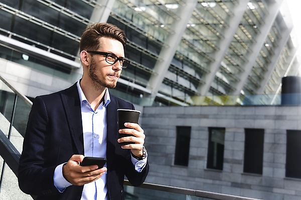 포토 JPG 해외이미지 백인 직업 남자 음료 컨셉 비즈니스 성공 거리 한명 사람 정장 야외 건물 스마트폰 핸드폰 사무실 계단 놀람 성장 도시 업무 비즈니스맨 자신감 정상 경영자 리더 단계 경영 인기 셀룰러 해외포토 서양인 1 건축물 옷 감정 표정 전자제품 스마트기기 작업 직장인 파일형식 이미지허브