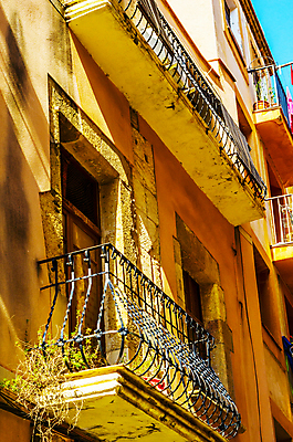 포토 JPG 해외이미지 전통 디자인 외관 벽 건축양식 창문 난간 유리 휴식 벽돌 바닥 아파트 주택 프레임 사람없음 야외 건물 장식 금속 페인트 수확 발코니 바위 시골 도시 블라인드 역사 스페인 재산 플랫 달콤 묘사 질감 복고 타운 고체 옛날 진짜 철책 스타일 해외포토 건축물 건축 유럽 컨셉 농업 재질 금융 돌_바위 커튼 맛 파일형식 이미지허브