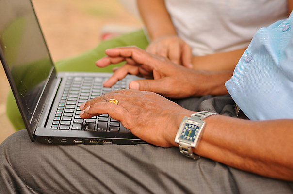 포토 JPG 해외이미지 딸 할머니 백그라운드 컨셉 2 인터넷 벤치 비즈니스 통신 손가락 가족 열쇠 직장 사람 성인 사람없음 금융 노트북 컴퓨터 사무실 스크린 정원 검은색 공책 흰색 키보드 업무 인도인 타입 시민 노화 해외포토 외국인 손 여자 노년 컬러 의자 회사 관계 문구용품 동양인 경제 전자제품 작업 국민 파일형식 이미지허브