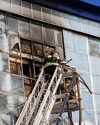 포토 JPG 해외이미지 주간 전신 빌딩 성인 야외 두명 건물 옆모습 뒷모습 소방관 소방 리프트 화재진압 성인만 해외포토 자연요소 건축물 뷰포인트 사람 구조원 화재 진압 파일형식 이미지허브