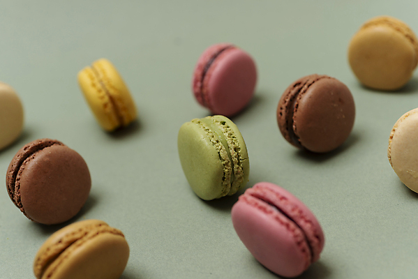 포토 JPG 해외이미지 스튜디오촬영 음식 오렌지 검은배경 디저트 실내 요리 사람없음 초록색 하이앵글 컬러풀 노란색 쿠키 과자 보라색 대접 신선 달콤 맛 굽기 배열 일렬 머리위 부드러움 마카롱 프랑스어 머랭 입가심 페스츄리 해외포토 문자 빵 뷰포인트 컬러 백그라운드 컨셉 과일 내부 검은색 감각 구이 파일형식 이미지허브