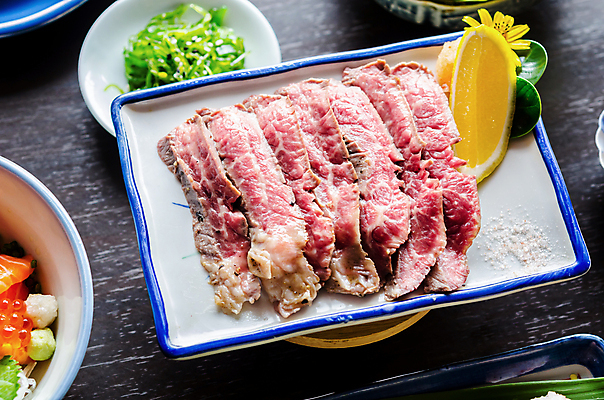 포토 JPG 해외이미지 접시 조각 재료 육류 스테이크 요리 비프스테이크 사람없음 빨간색 식당 검은색 어둠 소고기 신선 양념 혈액 중앙 맛 그릴 바비큐 자르기 굽기 레몬 허리 향신료 슬라이스 소금 라임 로즈메리 갈비뼈 점심식사 단백질 등심 해외포토 식기 음식 컬러 컨셉 과일 식재료 모션 주방용품 뼈 서양음식 신체부위 상점 식사 구이 허브 영양소 향미료 파일형식 이미지허브