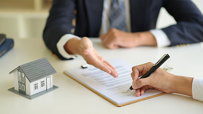 포토 JPG 해외이미지 컨셉 비즈니스 성공 부동산 아파트 주택 사람 사람없음 건물 금융 판매 세일 재산 구매 중개인 고객 계약 사인 문서 투자 서명 주인 보험 변호사 대여 대출 계약자 렌탈 매각 부동산중개인 세금 승인 진짜 소유 해외포토 직업 건축물 경제 쇼핑 파일형식 이미지허브