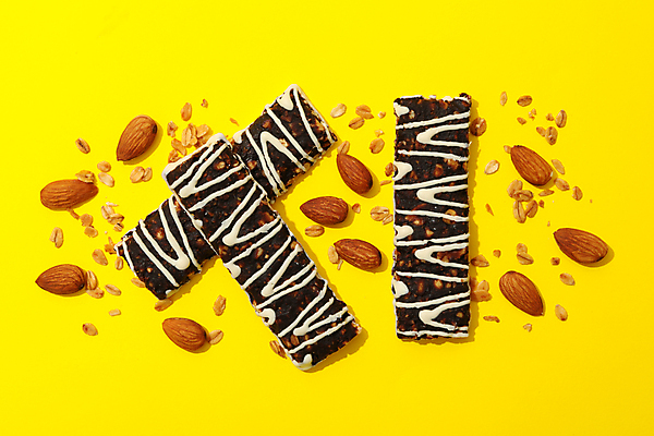 포토 JPG 해외이미지 실내 사람없음 하이앵글 달콤 아몬드 건강식품 노란배경 에너지바 오트밀 해외포토 음식 뷰포인트 백그라운드 건강 내부 노란색 견과류 맛 파일형식 귀리 이미지허브