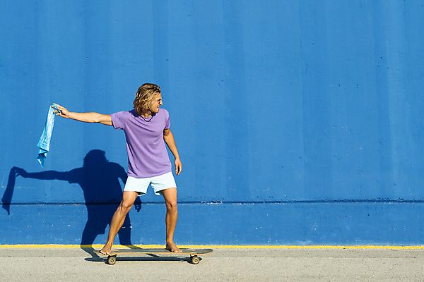 포토 JPG 해외이미지 모델 1 라이프스타일 응시 옷 남자 여유 백그라운드 셔츠 반바지 바지 휴가 휴식 한명 사람 여름 컬러풀 금발 선글라스 햇빛 태양 뷰티 유행 맑음 추위 스케이트 신선 서핑 라일락 8월 7월 무료 스타일 해외포토 자연요소 헤어스타일 시선 계절 꽃 감정 안경 스포츠용품 컬러 컨셉 상의 하의 날씨 생활 수상스포츠 날짜 파일형식 이미지허브