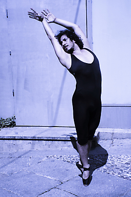 포토 JPG 해외이미지 전신 남자 포즈 한명 성인 야외 앞모습 달리기 손들기 우아함 발레 발레리노 성인남자한명만 해외포토 1 뷰포인트 컨셉 모션 사람 춤 남자한명만 성인남자만 파일형식 이미지허브