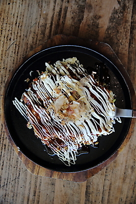 포토 JPG 해외이미지 실내 사람없음 하이앵글 오코노미야끼 일본음식 나무배경 해외포토 음식 뷰포인트 백그라운드 내부 파일형식 이미지허브