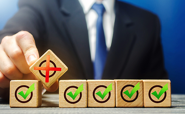 포토 JPG 해외이미지 손 남자 비즈니스 한명 들기 정장 상반신 성인 여러개 체크표시 위반 성인남자한명만 나무블록 해외포토 1 옷 다수 모션 사람 목재 신체부위 블록 확인 남자한명만 성인남자만 파일형식 이미지허브