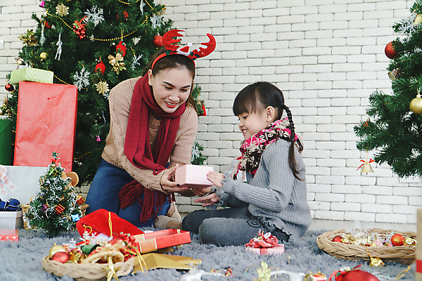 포토 JPG 해외이미지 나무 라이프스타일 딸 행복 어린이 크리스마스 겨울 가족 엄마 아침 휴가 새로움 주택 함께함 실내 선물 사랑 미소 사람 동양인 성인 내부 두명 장식 빨간색 산타클로스 놀람 방 축하 분위기 12월 연도 해외포토 주간 식물 계절 기념일 감정 컬러 컨셉 관계 표정 인종 건물 생활 날짜 파일형식 이미지허브