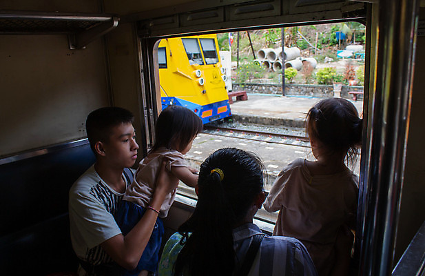 포토 JPG 해외이미지 응시 여자 딸 행복 얼굴 어린이 여행 창문 가족 교통시설 놀이 엄마 휴가 사람 동양인 여러명 머리 기차 표현 체험 역 승객 해외포토 시선 감정 육상교통 다수 교통 컨셉 관계 대중교통 인종 신체부위 시설 파일형식 이미지허브