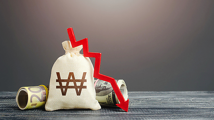 포토 JPG 해외이미지 화살표 돈 회색배경 사람없음 금융 경제 원화 돈자루 재산 돈다발 위험 하락 수입 위기 적자 해외포토 백그라운드 컨셉 회색 파일형식 이미지허브