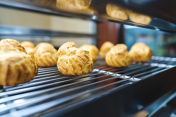 포토 JPG 해외이미지 전통 접시 음식 백그라운드 디저트 요리 사람없음 갈색 케이크 주방 얼음 카페 빵집 흰색 신선 달콤 맛 아침식사 설탕 굽기 가득함 크림 반죽 퍼프 레시피 버터 프랑스어 바닐라 번 커스터드 페스츄리 핸드메이드 해외포토 자연요소 문자 식기 빵 컬러 컨셉 상점 식사 구이 파일형식 이미지허브