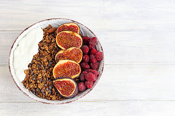 포토 JPG 해외이미지 그릇 실내 사람없음 숟가락 산딸기 요거트 무화과 뮤즐리 카피스페이스 그래놀라 나무배경 해외포토 식기 음식 백그라운드 과일 유제품 수저 내부 공백 파일형식 이미지허브