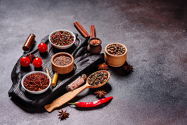 포토 JPG 해외이미지 백그라운드 잎 재료 고추 탁자 파프리카 건조 마늘 요리 씨앗 동양인 사람없음 빨간색 초록색 컬러풀 주방 숟가락 검은색 어둠 양념 조미료 사발 고수 맛 가루 인도인 허브 메뉴 유기농 매움 아로마 소금 향 레시피 후추 카레 생강 바질 로즈메리 시나몬 강황 해외포토 외국인 식물 웰빙 음식 컬러 가구 컨셉 채소 식재료 수저 인종 사기그릇 향신료 향미료 파일형식 이미지허브