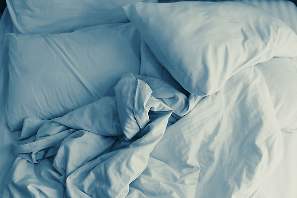 포토 JPG 해외이미지 디자인 가구 베개 침구 탁자 호텔 휴식 아파트 주택 사람없음 내부 장식 빛 침실 방 흰색 침대 램프 잠 야간 묘사 해외포토 자연요소 컬러 생활용품 컨셉 숙소 조명 건물 파일형식 이미지허브