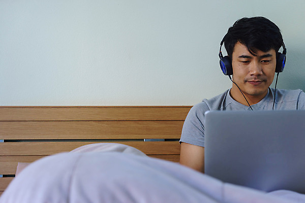 포토 JPG 해외이미지 학생 응시 중년 인터넷 휴식 실내 한명 앉기 동양인 성인 노트북 스터디 컴퓨터 공책 침실 관찰 영화 온라인 멜로디 해외포토 1 시선 컨셉 모션 문화예술 문구용품 사람 인종 내부 전자제품 학습 파일형식 이미지허브