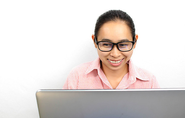 포토 JPG 해외이미지 백인 직업 1 학생 응시 여자 교육 행복 안경 백그라운드 인터넷 비즈니스 통신 탁자 한명 사람 앉기 동양인 성인 노트북 컴퓨터 사무실 공책 흰색 업무 비즈니스우먼 자신감 책상 경영자 와이파이 고립 해외포토 서양인 시선 잡화 감정 컬러 가구 모션 문구용품 인종 전자제품 작업 직장인 리더 무선인터넷 파일형식 이미지허브