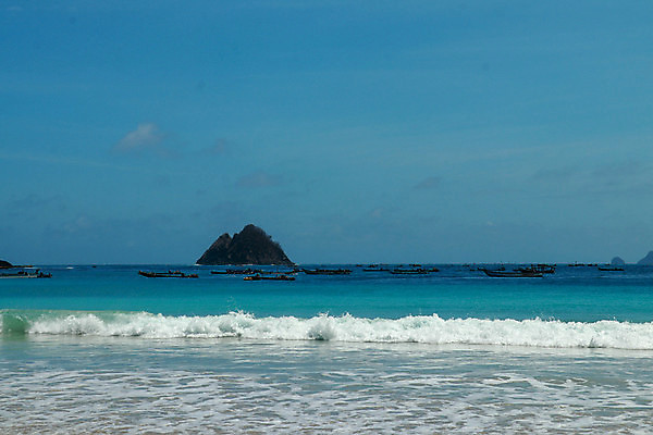 포토 JPG 해외이미지 나무 아시아 모래 파도 바다 분홍색 섬 여행 백그라운드 자연 하늘 낚시 휴가 손바닥 어류 사람없음 야외 초록색 물 파란색 태양 일출 맑음 꿈 흰색 만 보트 언덕 발리 인도네시아 내추럴 이국적 터키석 파라다이스 해외포토 자연요소 식물 손 나라 컬러 배_교통 레저 날씨 노을 수중동물 보석 생태계 파일형식 이미지허브