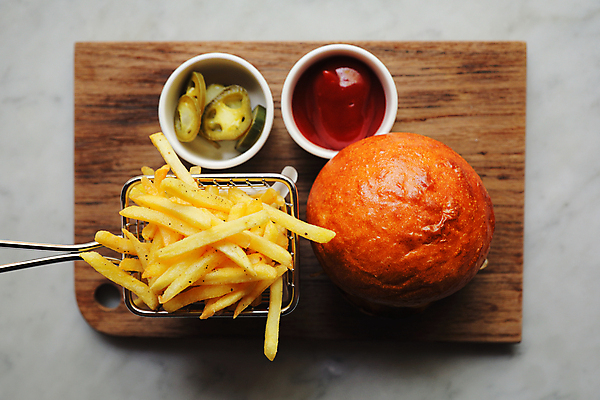 포토 JPG 해외이미지 그릇 백그라운드 탁자 사람없음 하이앵글 감자튀김 햄버거 케첩 피클 튀김망 해외포토 식기 뷰포인트 가구 감자 패스트푸드 조리도구 튀김 소스_음식 절임 파일형식 이미지허브