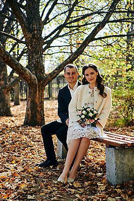 포토 JPG 해외이미지 백인 라이프스타일 커플 공원 여자 남자 딸 행복 결혼 2 가족 관계 자연 결혼식 엄마 남편 휴가 함께함 사랑 미소 사람 성인 야외 두명 여름 부모 흰색 축하 아내 아빠 해외포토 서양인 계절 공공시설 감정 컬러 컨셉 표정 이벤트 생활 생태계 파일형식 이미지허브