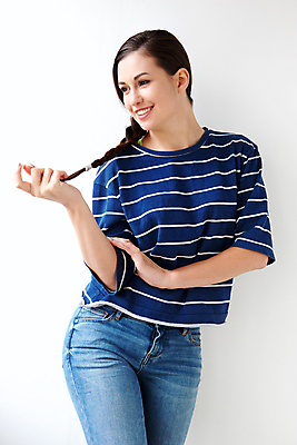 포토 JPG 해외이미지 백인 모델 1 라이프스타일 응시 여자 행복 얼굴 벽 포즈 백그라운드 한명 사람 성인 뷰티 유행 우주 흰색 자신감 시원함 긍정 스타일 해외포토 서양인 시선 감정 컬러 컨셉 생활 신체부위 파일형식 이미지허브