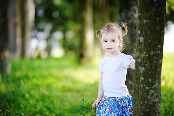 포토 JPG 해외이미지 백인 라이프스타일 응시 여자 꽃 딸 행복 얼굴 어린이 장난 자연 주택 한명 미소 사람 야외 초록색 여름 태양 봄 산책 활발 기쁨 가을 표현 긍정 걸음마 혼자 해외포토 자연요소 서양인 식물 1 시선 계절 감정 컬러 컨셉 가족 모션 휴식 표정 건물 생활 신체부위 생태계 파일형식 이미지허브