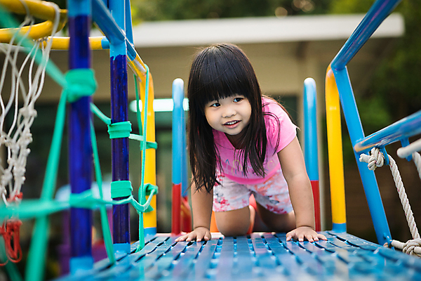 포토 JPG 해외이미지 여자 행복 어린이 장난 놀이 한명 사람 동양인 야외 컬러풀 운동 유치원 활발 기쁨 놀이터 해외포토 1 교육 감정 컬러 컨셉 건강 인종 파일형식 이미지허브