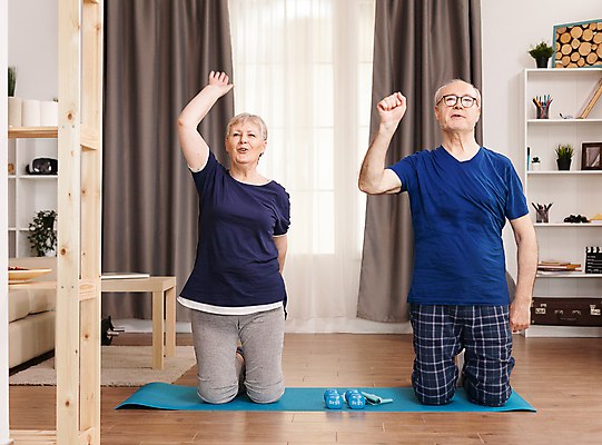 포토 JPG 해외이미지 전신 백인 여자 할아버지 노년 남자 할머니 커플라이프 거실 함께함 실내 두명 앞모습 운동복 운동 손들기 건강관리 노부부 스트레칭 아령 무릎꿇기 노후건강 노인만 해외포토 서양인 라이프스타일 부부 커플 옷 뷰포인트 컨셉 모션 건강 관리 사람 성인 내부 노후 성인만 파일형식 이미지허브