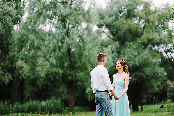 포토 JPG 해외이미지 나무 드레스 공원 행복 자연 함께함 사랑 두명 목재 초록색 물 갈색 정원 봄 산책 흰색 숲 터키석 해외포토 자연요소 식물 옷 계절 공공시설 감정 컬러 컨셉 재료 휴식 사람 보석 생태계 파일형식 이미지허브