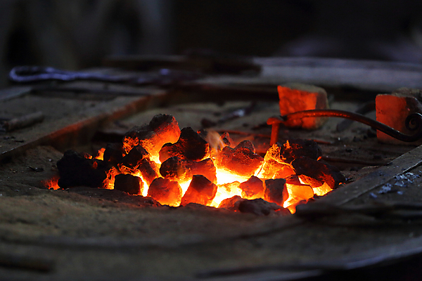 포토 JPG 해외이미지 전통 산업 백그라운드 오렌지 직장 사람없음 목재 빨간색 빛 금속 뜨거움 작업실 닫기 장작 모닥불 벽난로 난방 숯 대장장이 석탄 여신 옛날 용광로 핸드메이드 화상 해외포토 나무 컬러 과일 회사 재료 모션 재질 불 상처 파일형식 이미지허브