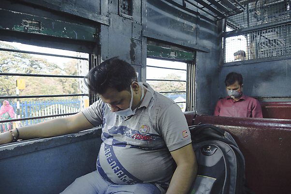 포토 JPG 해외이미지 라이프스타일 여행 백그라운드 중동 교통시설 건강 사람 앉기 사람없음 두명 여행객 건강관리 환경 도시 바이러스 보호 위험 사회이슈 경계 예방 번짐 시티라이프 승객 전염병 해외포토 나라 교통 컨셉 모션 관리 생활 질병 시설 파일형식 효과 이미지허브