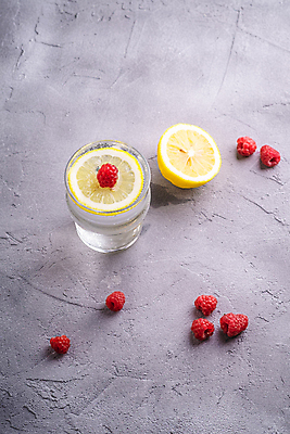 포토 JPG 해외이미지 잔 사람없음 하이앵글 신선 레몬 레모네이드 슬라이스 산딸기 콘크리트 해외포토 식기 뷰포인트 과일 에이드 파일형식 이미지허브