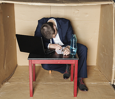 포토 JPG 해외이미지 전신 백인 남자 탁자 주류 한명 앉기 성인 앞모습 노트북 상자 사무실 업무 비즈니스맨 갇힘 답답함 성인남자한명만 해외포토 서양인 1 음료 뷰포인트 가구 비즈니스 모션 사람 전자제품 작업 직장인 감각 남자한명만 성인남자만 파일형식 이미지허브