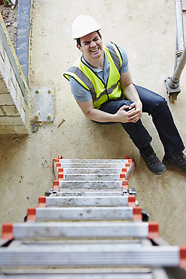 포토 JPG 해외이미지 백인 남자 사다리 건설업 실내 공사 한명 성인 아웃포커스 고통 건설현장 찡그림 상처 안전모 낙하사고 부상자 성인남자한명만 건설근로자 해외포토 서양인 직업 1 감정 산업 촬영기법 표정 사람 내부 도구 헬멧 안전장비 사건 남자한명만 성인남자만 파일형식 이미지허브