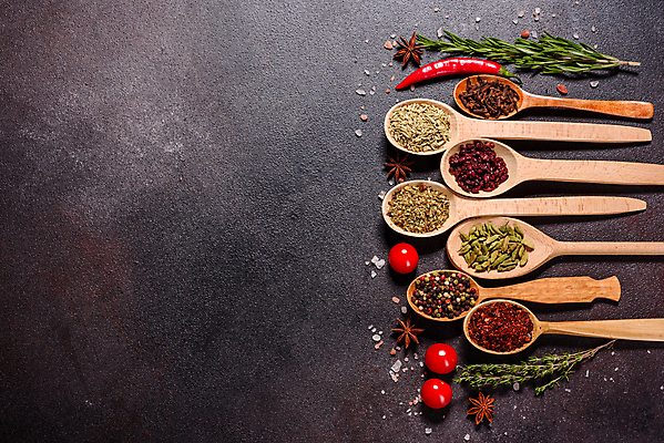 포토 JPG 해외이미지 백그라운드 잎 재료 고추 탁자 파프리카 건조 마늘 요리 씨앗 동양인 사람없음 빨간색 초록색 컬러풀 주방 숟가락 검은색 어둠 양념 조미료 사발 고수 맛 가루 인도인 허브 메뉴 유기농 매움 아로마 소금 향 레시피 후추 카레 생강 바질 로즈메리 시나몬 강황 해외포토 외국인 식물 웰빙 음식 컬러 가구 컨셉 채소 식재료 수저 인종 사기그릇 향신료 향미료 파일형식 이미지허브