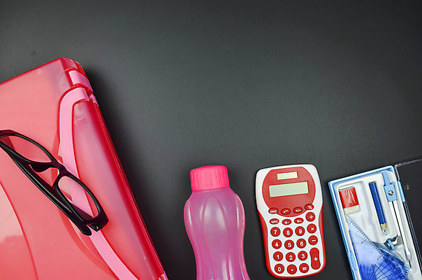 포토 JPG 해외이미지 디자인 교육 종이 안경 백그라운드 컨셉 비즈니스 배낭 학교 탁자 문구용품 창조 사람없음 책 스터디 컬러풀 연필 펜 우주 쪽지 공책 침묵 장비 계산기 직물 플랫 정상 큼 가득함 책상 오브젝트 위치 강렬 고립 미니멀 해외포토 잡화 컬러 가구 가방 학용품 학습 필기구 소리 크기 파일형식 이미지허브