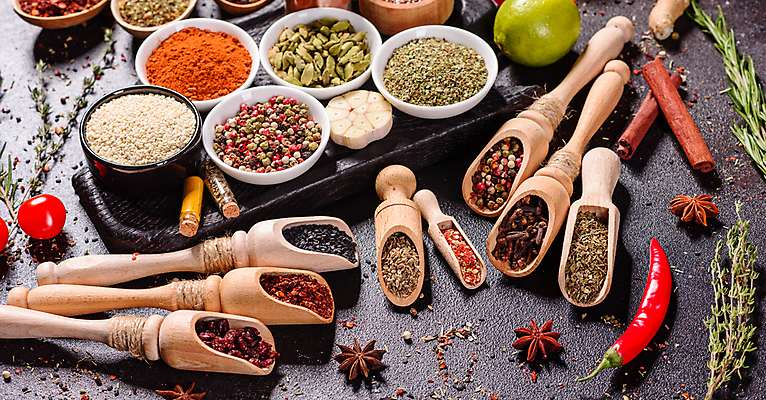 포토 JPG 해외이미지 백그라운드 잎 재료 고추 탁자 파프리카 건조 마늘 요리 씨앗 동양인 사람없음 빨간색 초록색 컬러풀 주방 숟가락 검은색 어둠 양념 조미료 사발 고수 맛 가루 인도인 허브 메뉴 유기농 매움 아로마 소금 향 레시피 후추 카레 생강 바질 로즈메리 시나몬 강황 해외포토 외국인 식물 웰빙 음식 컬러 가구 컨셉 채소 식재료 수저 인종 사기그릇 향신료 향미료 파일형식 이미지허브