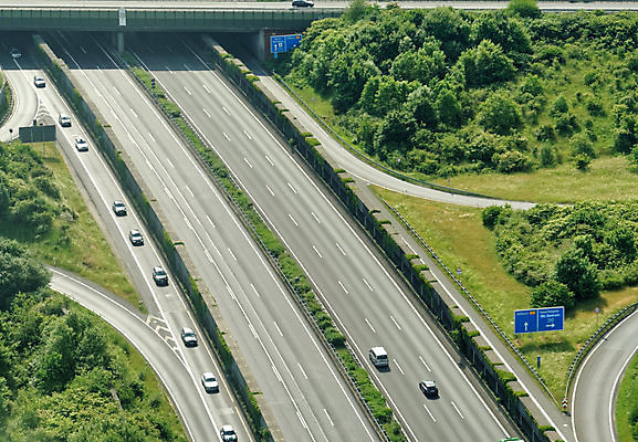 포토 JPG 해외이미지 도로 자동차 독일 안테나 협상 사람없음 환경 회색 운전 고속도로 속도 북쪽 조감도 콘크리트 해외포토 유럽 길 육상교통 컬러 비즈니스 통신 교통시설 모션 방향 파일형식 이미지허브