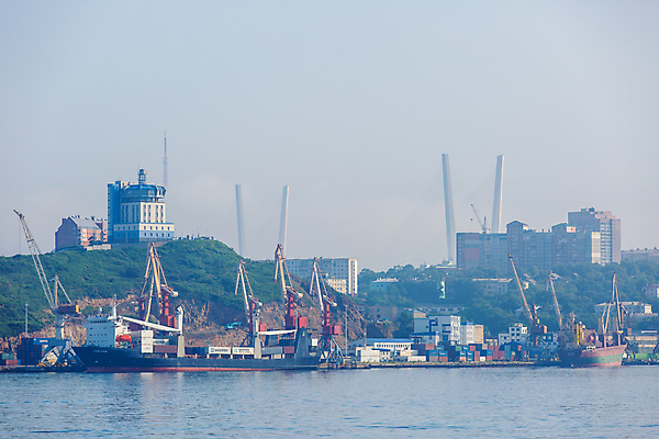 포토 JPG 해외이미지 산업 아시아 도로 바다 섬 여행 비즈니스 건축양식 하늘 뿔 파노라마 풍경 사람없음 건물 물 도시풍경 태양 항구 일몰 화물 도시 만 보트 황금 컨테이너 기중기 무역 상업 러시아 해안도시 포트 무거움 동쪽 러시아인 로딩 터미널 수평선 해외포토 자연요소 서양인 건축물 건축 유럽 나라 길 배_교통 교통시설 촬영기법 노을 운송업 중장비 무게 방향 파일형식 이미지허브