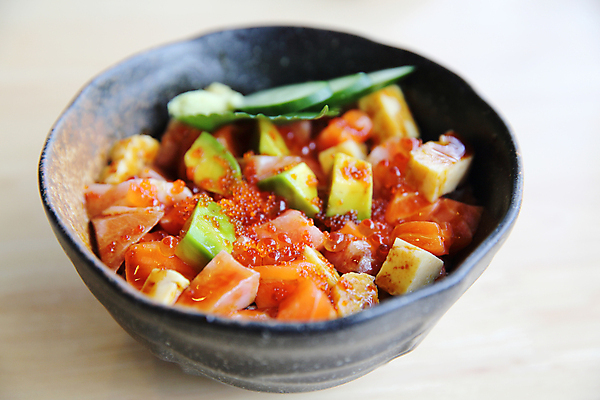 포토 JPG 해외이미지 그릇 조각 실내 사람없음 덮밥 날치알 아보카도 연어회 회덮밥 일본음식 나무배경 해외포토 식기 음식 백그라운드 과일 내부 알 생선회 연어 파일형식 이미지허브