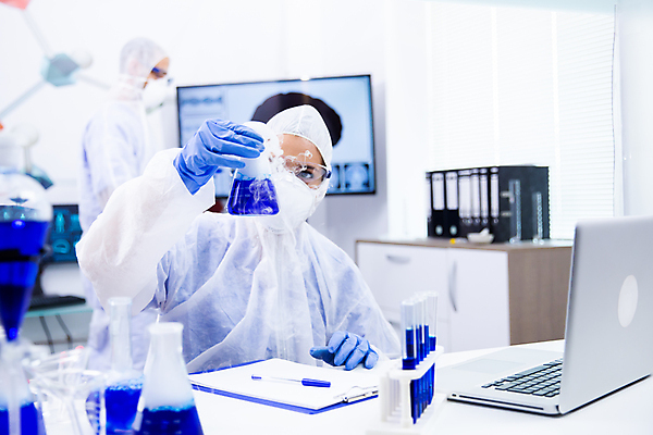 포토 JPG 해외이미지 여자 남자 과학 실내 실험기구 실험 들기 상반신 성인 두명 앞모습 옆모습 노트북 실험복 실험실 과학자 플라스크 연구소 성인만 방호복 해외포토 직업 옷 뷰포인트 모션 사람 내부 전자제품 가운 학자 파일형식 이미지허브