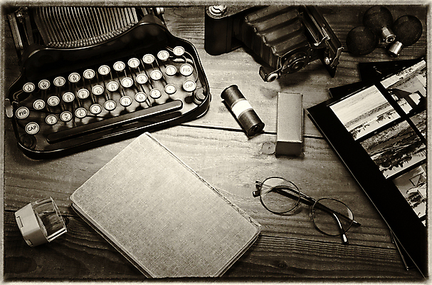 포토 JPG 해외이미지 안경 탁자 흑백 사람없음 목재 책 상자 카메라 수확 골동품 기자 사진사 작가 필름 타자기 리포터 세피아 옛날 접기 중고 해외포토 나무 직업 잡화 가구 농업 재료 모션 촬영기법 전자제품 파일형식 이미지허브